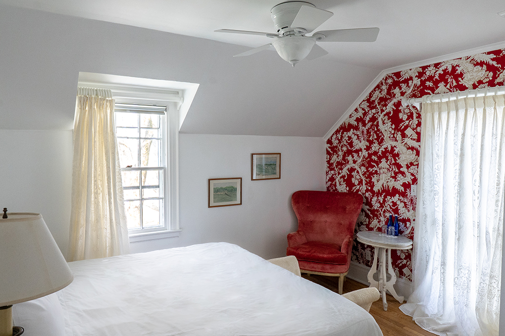 A tastefully decorated room at Rams Head Inn offering chic and cozy Shelter Island accommodation.