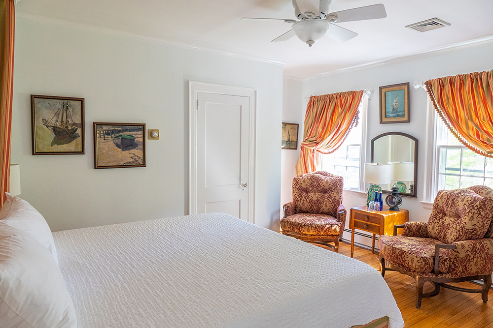 A stylish bedroom at the Rams Head Inn providing luxurious accommodation on Shelter Island.