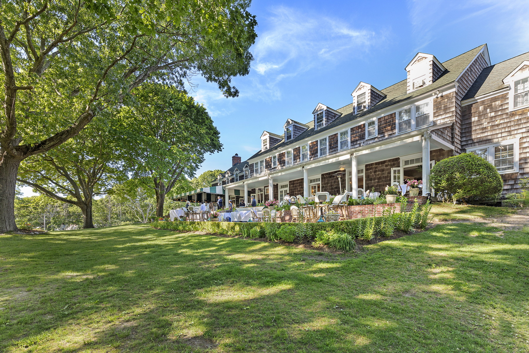 A stunning view of the Rams Head Inn building in Shelter Island, New York.